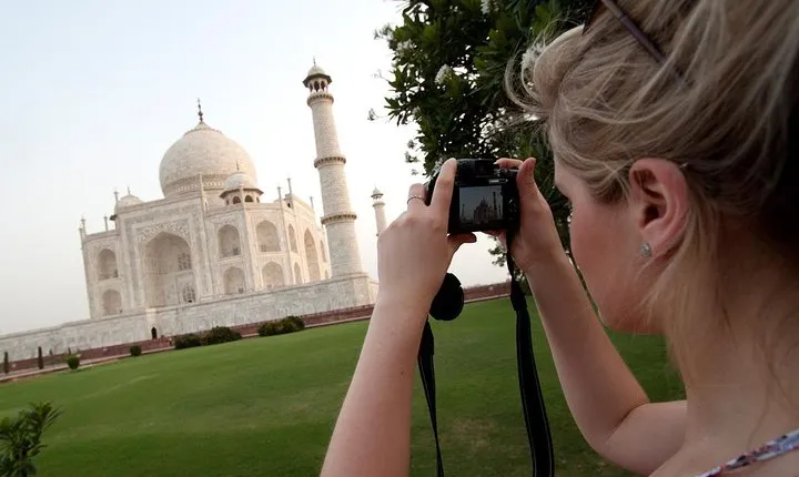 Walking tour of Taj Mahal