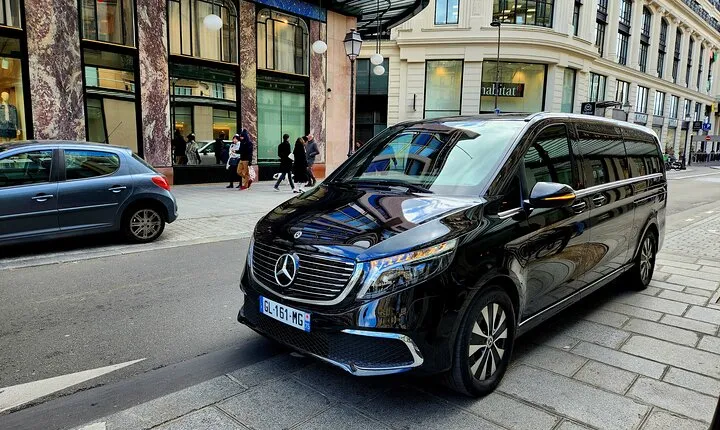 Private Transfer: Paris or Airport CDG to Bruges by Luxury Van