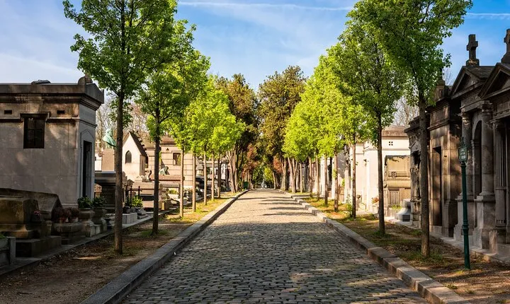 Père Lachaise Cemetery Walking Tour: Scandals and Love Affairs