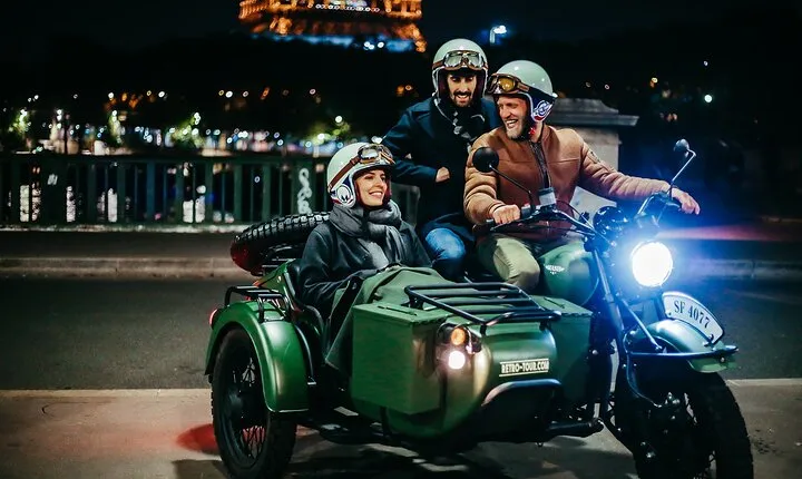 Paris Romantic & Private Tour By Night on a Sidecar Ural