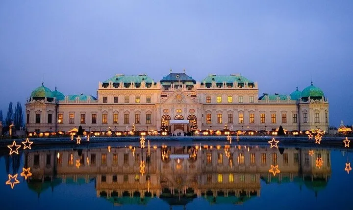 Christmas at Belvedere: 3hr Private Tour of Upper Palace & Market