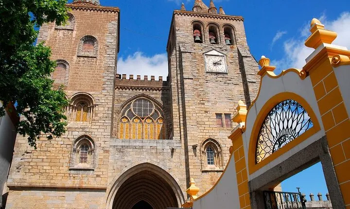 Évora: Private walking tour with tickets to main monuments