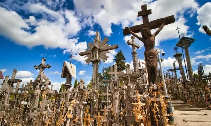 From Riga: Hill of Crosses & Enchanting Jelgava Group Tour