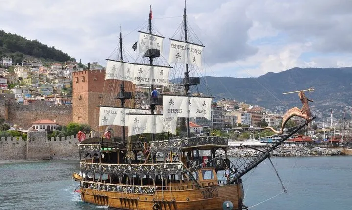 Alanya: Pirates Yacht Tour with Lunch and Soft Drinks