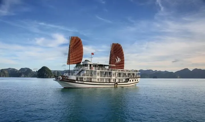 Halong Bay Overnight Cruise from Hanoi by Expressway Transfer