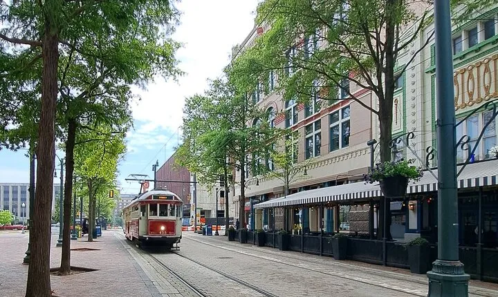 Walking and Trolley Tracks Tour in Memphis