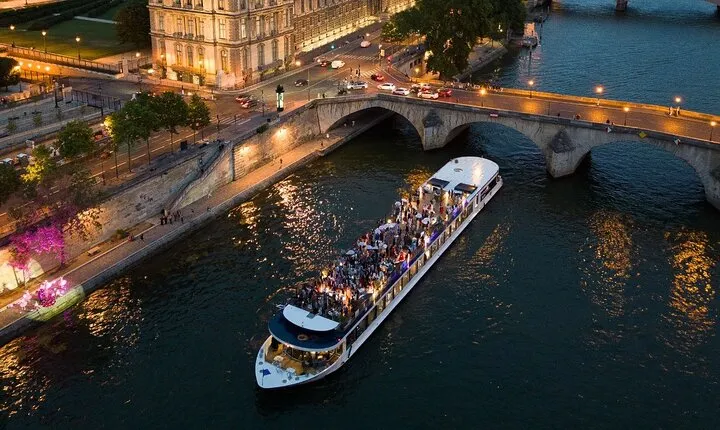 Paris Gourmet Dinner Seine River Cruise with Singer and DJ Set