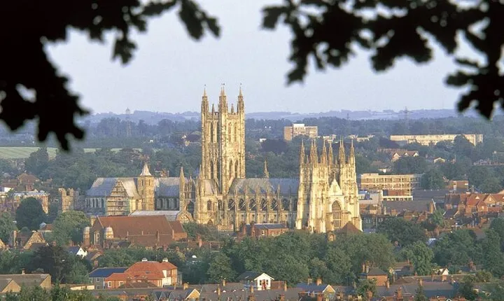 Leeds Castle, Canterbury Cathedral, & Dover Tour from London