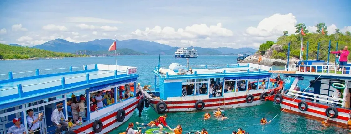 Nha Trang Floating Bar Boat Party and Island-Hopping Experience