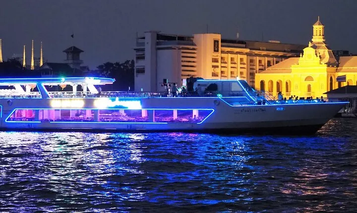 Smile Dinner Cruise Experience: Dining & Live Entertainment