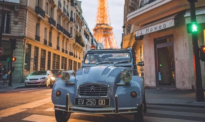 Vintage 2CV Adventure: 2-Hour Paris Highlights Tour