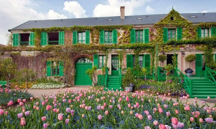 8 - Hour Full Day Tour in Giverny and Paris