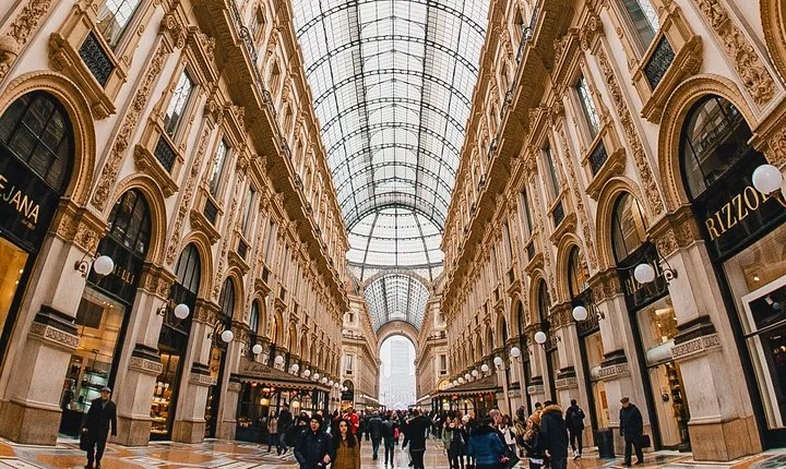 Private tour of Shopping at best locations in Milan with a local