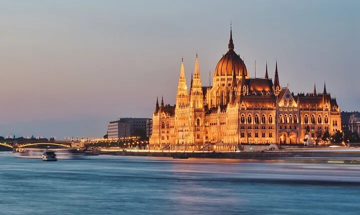 Prague to Budapest - Private Transfer with 2 hours of Sightseeing