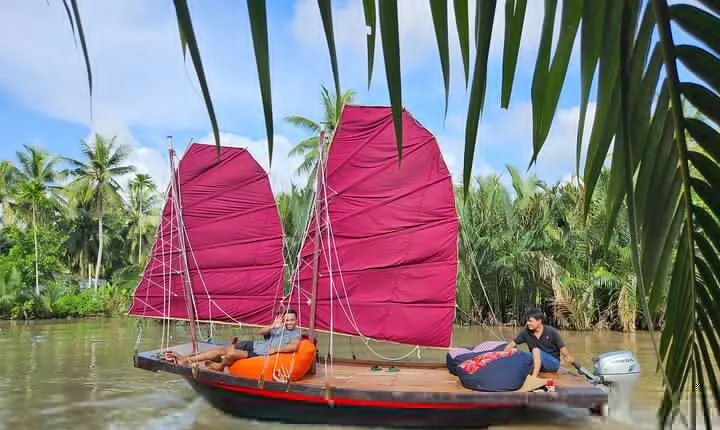 Ben Tre Mekong Zig Zag: Scooter, Sailboat, and Food (Full day)