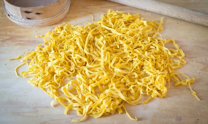 Cesarine: Small group Pasta and Tiramisu class in Pompeii