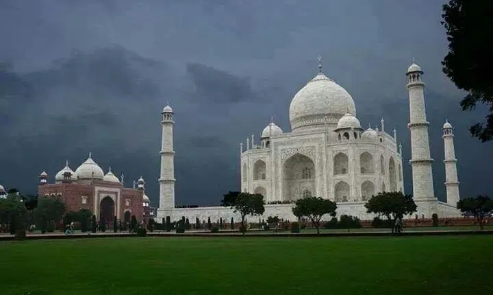 1-Day Trip to Taj Mahal, Agra from Bangalore with Both Side Commercial Flights