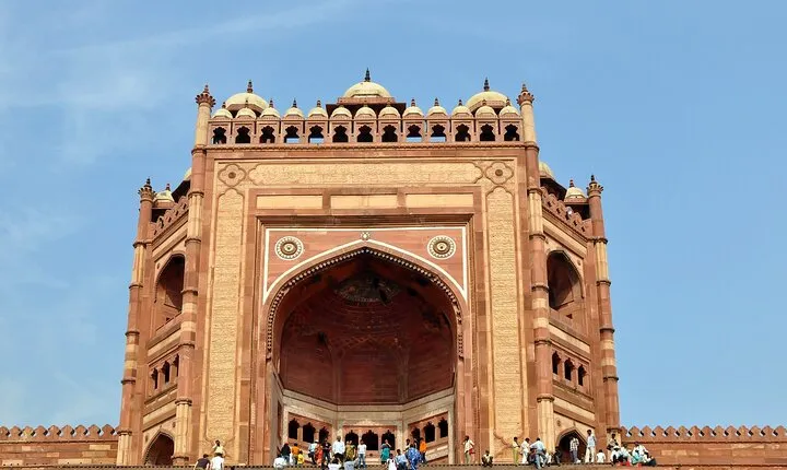 Visit Fatehpur Sikri and Chand Baori with Jaipur Drop from Agra with Guide Service