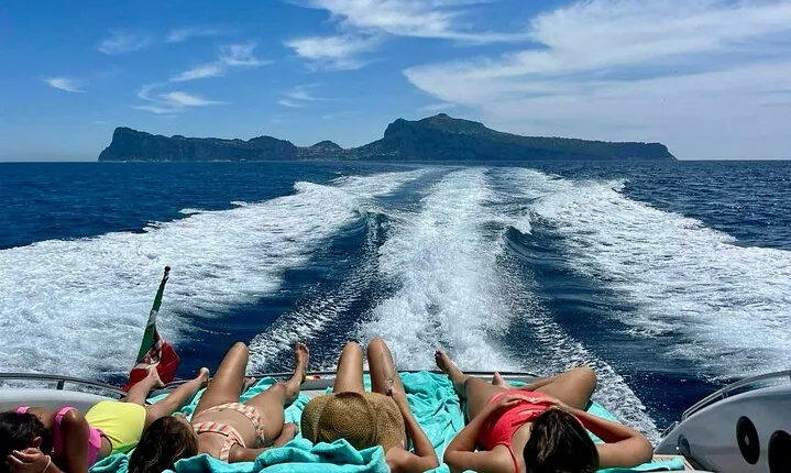 A Classy Capri Tour: a day on a luxury private yacht 