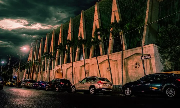 Waikiki Ghost Tour: Torches & Terrors