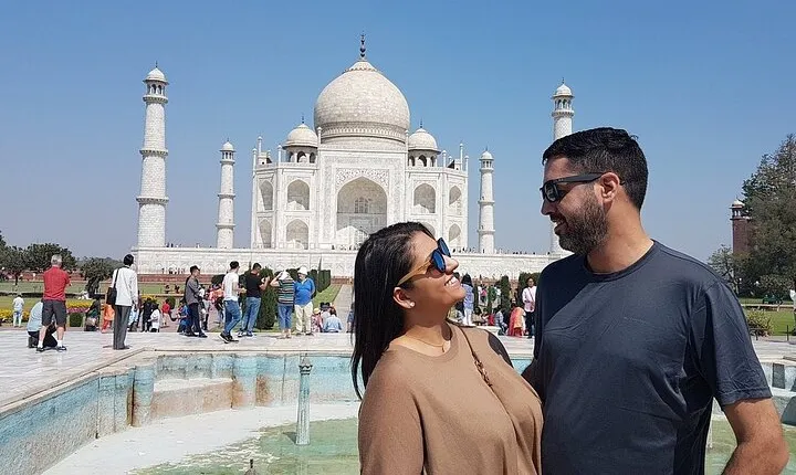 From Delhi: Overnight Taj Mahal Tour and Fatehpur Sikri by Car