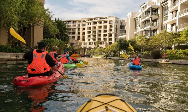 Day Kayaking in Battery Park Victoria and Alfred Waterfront