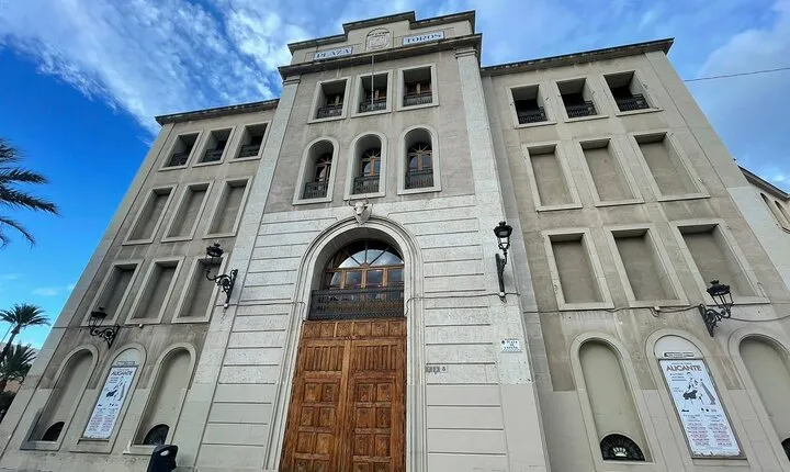 Alicante: Visit with Audio Guide Bullring and Bullfighting Museum