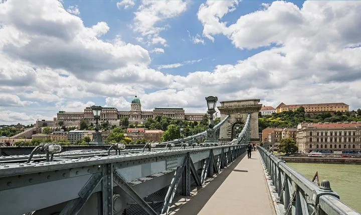 Budapest All in One Small Group Walking Tour with Strudel Stop