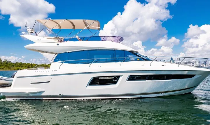 52-feet All Inclusive Flybridge Yacht Rental in Miami 