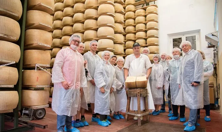 Guided group tour TastyBus: Parmesan Cheese and Parma Ham