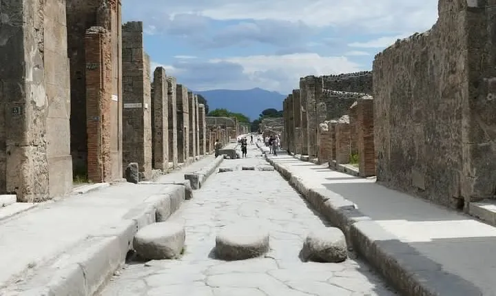 Private Pompeii & Naples by train from Rome