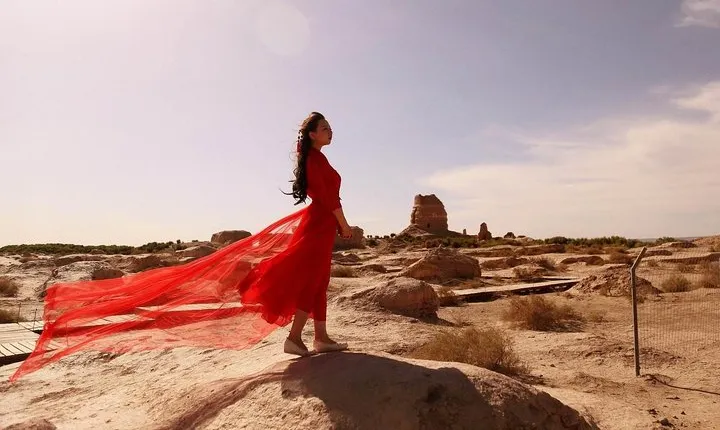 Dunhuang All Inclusive Private Day Tour to Yulin Grotto and Suoyang City Ruins 