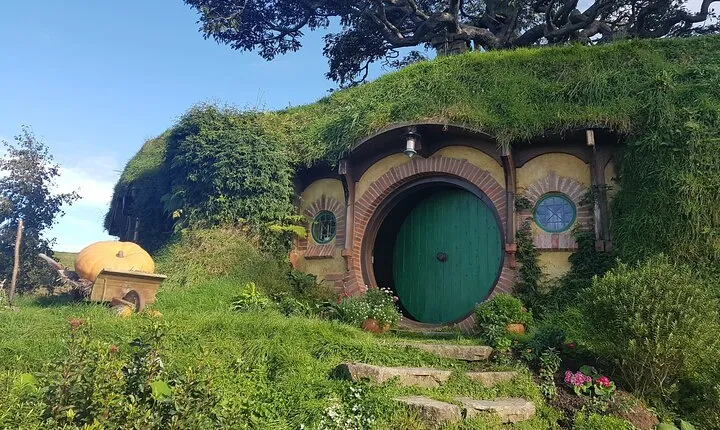 Hobbiton and Waitomo Caves from Rotorua - Smaller Group