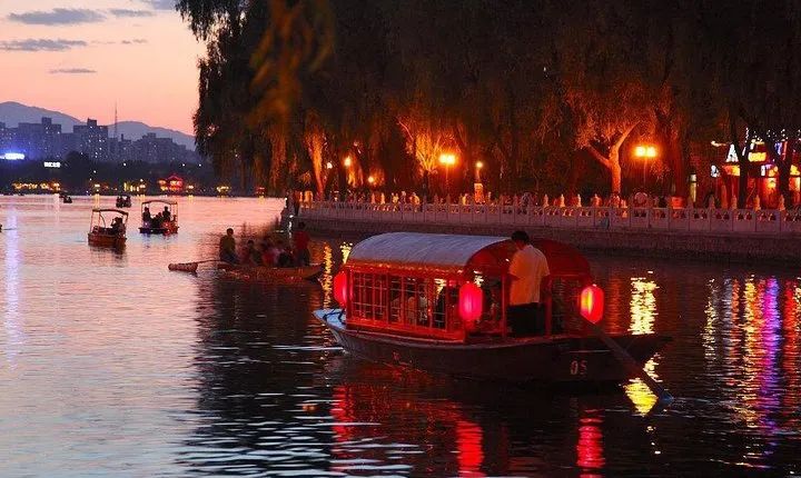 Beijing Hutong Night Tour with Yunnan Style Dinner and Chartered Boat Ride at Houhai Lake