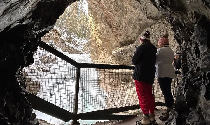 Banff: Lake Louise, Minnewanka,& Johnston Canyon Shuttle Day Trip