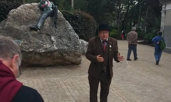 Walking tour in Merrion Square Park - Dublin Rogues Tour
