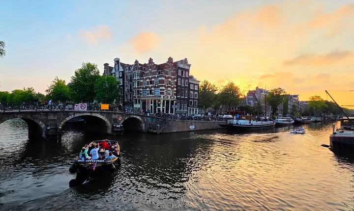 Amsterdam Evening Cruise in Small Group