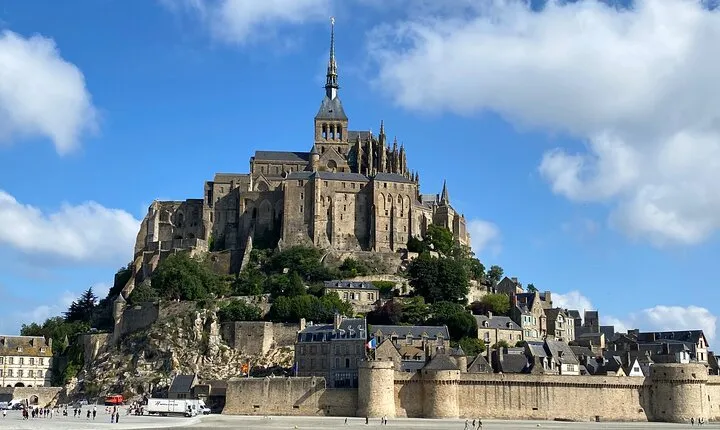 Mont Saint-Michel Small-group by Minivan from Paris with Calvados