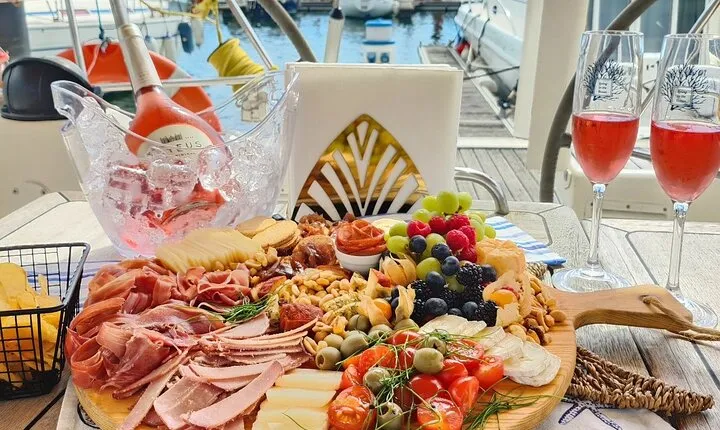 Porto: Wine and cheese tasting on a sailboat on the Douro River