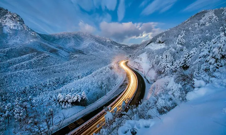 Winter One Day Tour to Snowy Mt. Seorak and Maebawi Ice Wall