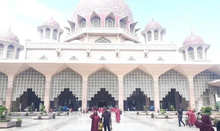 Amazing 14 Attractions Full-Day Putrajaya City Tour