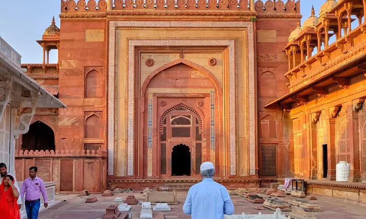 Visit Fatehpur Sikri and Chand Baori with Jaipur Drop from Agra.