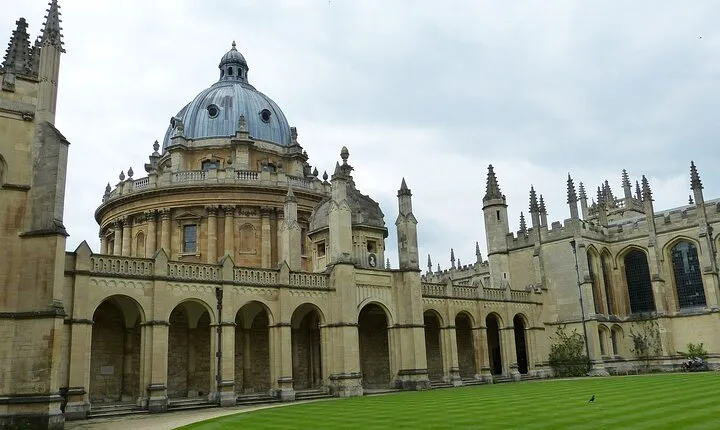 Oxford University Private Walking Tour with a Professional Guide