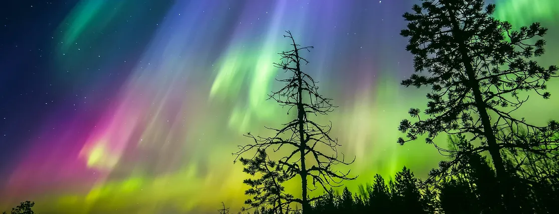 Lakeside sauna experience with aurora borealis