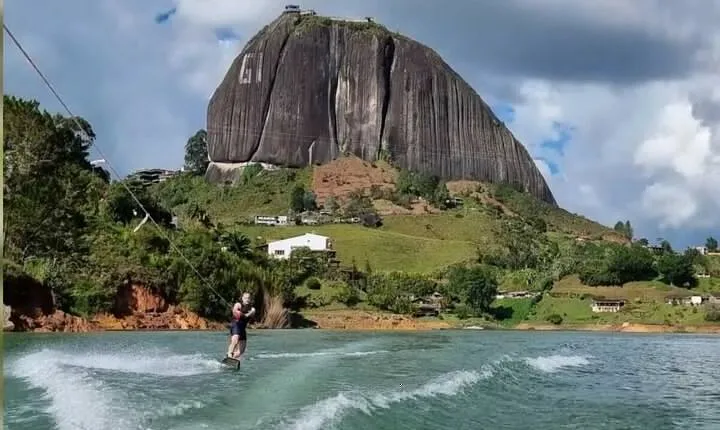Guatapé stone, climatized pool and boat tour included.