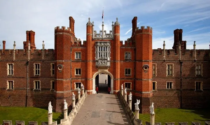 London, Windsor Castle, Hampton Court Palace with Free Snack Pack