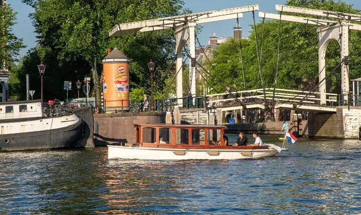 Private Boat Tour Amsterdam - 90 Min incl. welcome drink on historic saloon boat