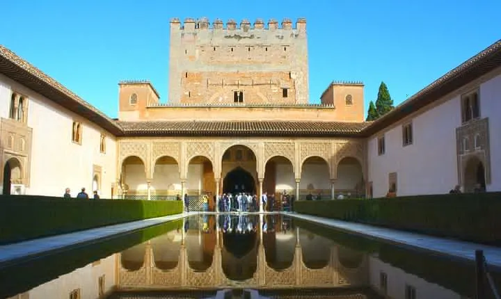 Alhambra, Generalife & Nasrid Palaces Guided Tour in Granada