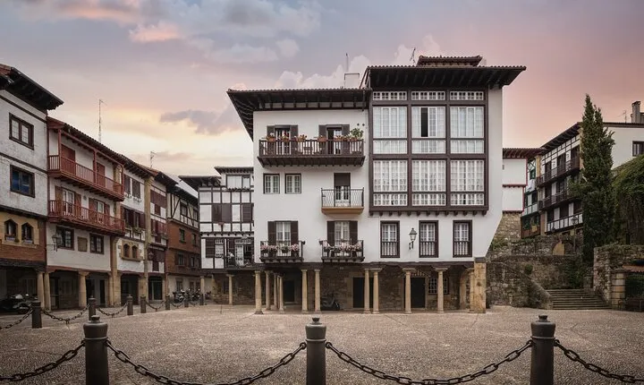 Private Tour in Hondarribia with Beer or Wine