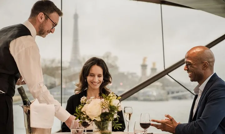 Paris Seine River Dinner Cruise with Live Music by Bateaux Mouches